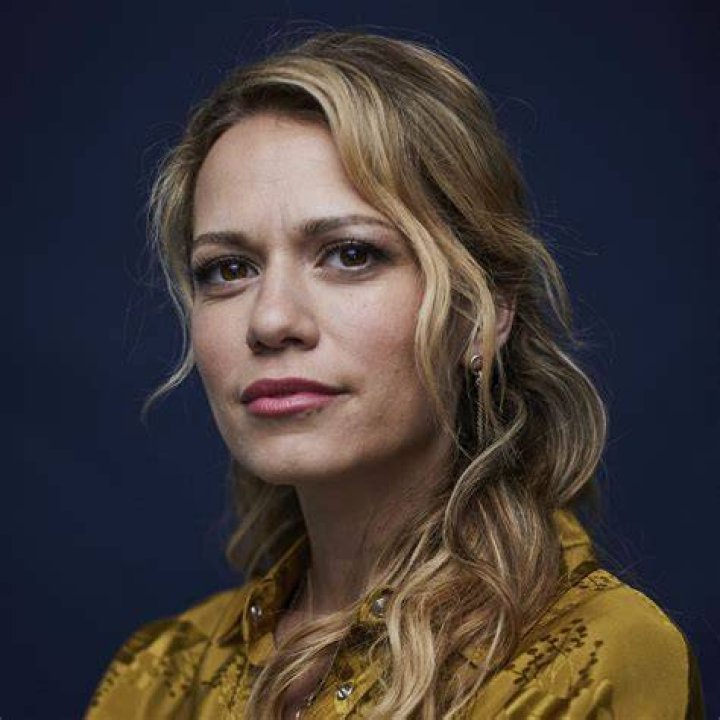 Are Joy Lenz and Bethany Joy Lenz related?