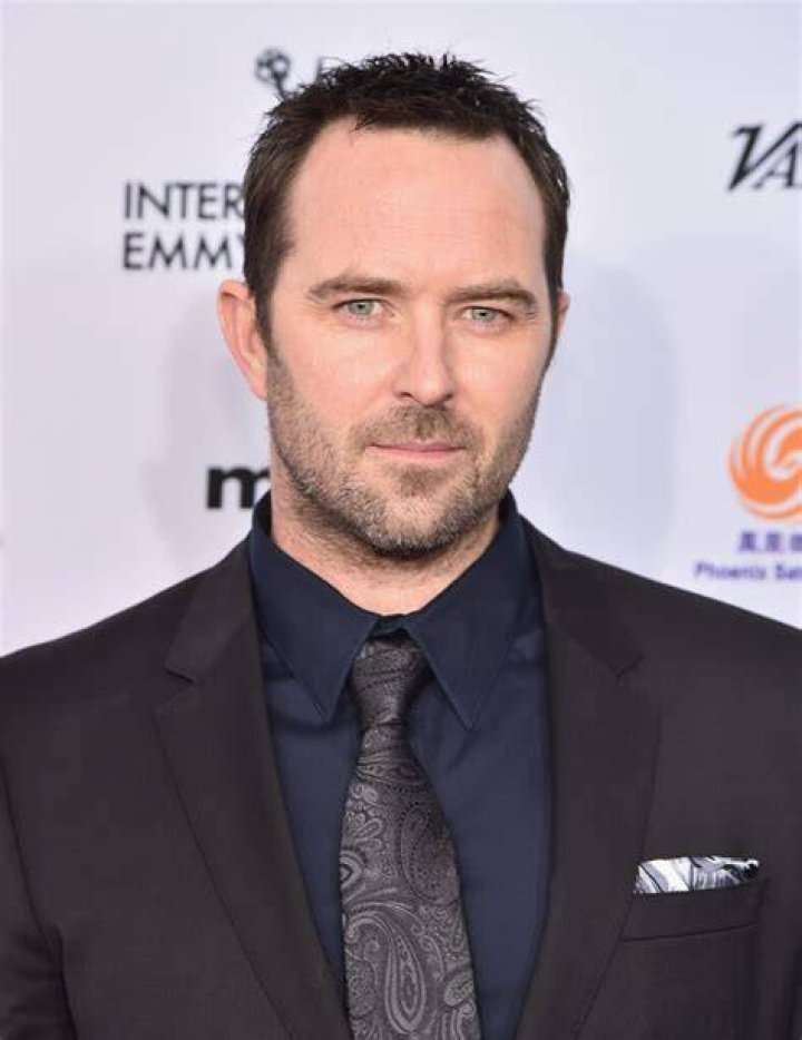 Sullivan Stapleton Net Worth